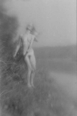 Höfgen. Akt-Pleinair 1979. Junge Frau am Ufer der Mulde