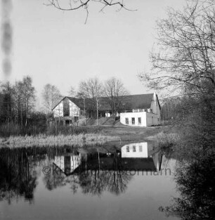 Haus Lichtensee: Propstei Stormarn: evangelisches Zentrum mit Altersheim und Jugendheim mit Anbau: vorn Teich: rechts Büsche: hinten Bäume