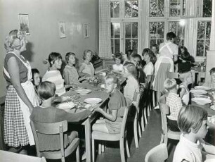 Hörnum Sylt. Kinderheim der Arbeiterwohlfahrt (AWO). Kinder beim gemeinschaftlichen Gebet vor dem Mittagessen im Speisesaal