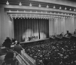 Archivfotografie "mannheim_nationaltheater_menschen_inszenierung_826m"