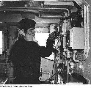 Deutschland . Nationale Volksarmee - Seestreitkräfte. Minenleg- und Räumschiff des Typs MLR-3000. Matrose (Rudergänger?) am Befehlstelefon