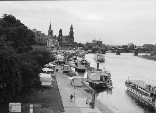 Dresden-Altstadt. Blick von der Carolabrücke auf das Terrassenufer mit Anlegestellen der Raddampfer