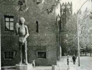 Der Roland von Brandenburg vor dem Märkischen Musem am Köllnischen Park in Berlin (Ost)