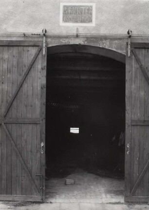 Mobschatz-Brabschütz, Dorfplatz 7. Bauernhof. Scheune (bez. 1909), Tor und Inschrifttafel
