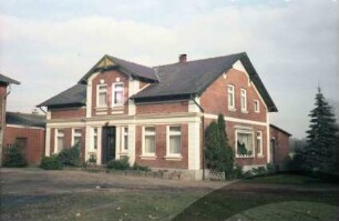 Hoisbüttel: Ohlstedter Straße 9: traufständiges Wohnhaus: Straßenfront mit Mittelrisalit, Eingangstür: Giebelseite