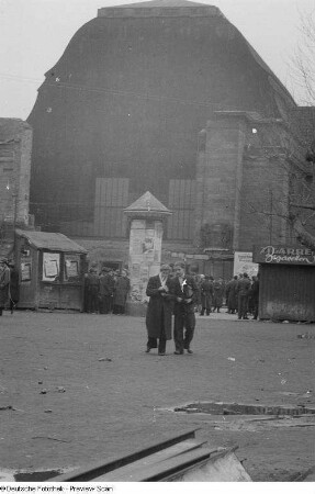 Menschen vor dem Hauptbahnhof