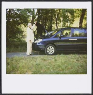 Wolfram Siebeck an einem Auto mit geöffneter Motorhaube bei Worpswede