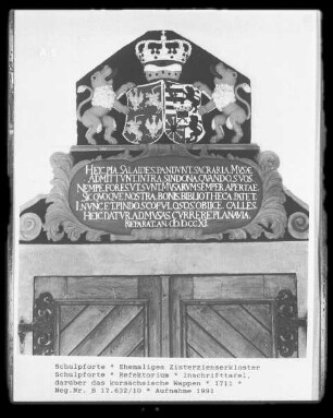 Inschrifttafel, darüber das kursächsische Wappen