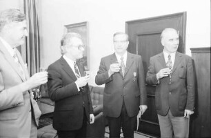 Freiburg: Regierungspräsidium; Bundesverdienstkreuz für Wilhelm Widerhold überreicht durch Wirtschaftsminister Eberle