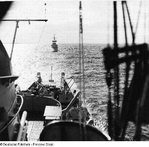 Deutschland . Nationale Volksarmee - Seestreitkräfte. Kampfschiffe in Kiellinie, Blick von Bord auf Gischt der Heckwelle und ein folgendes Schiff