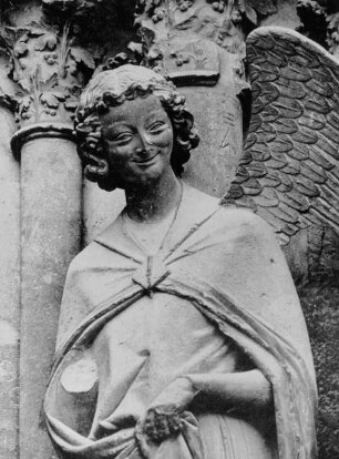 Mittleres Westportal — südliches Gewände: Verkündigung und Heimsuchung — Verkündigung (1. und 2. Figur) — Engel