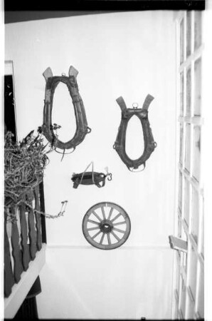 Pferdekummet, Wagenrad und Stirnjoch als Wanddekoration