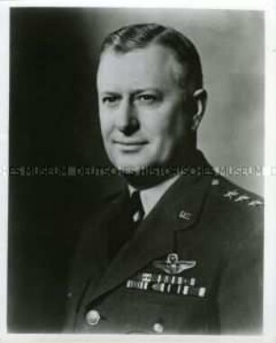 General William H. Tunner, Befehlshaber der Amerikanischen Luftstreitkräfte in Europa