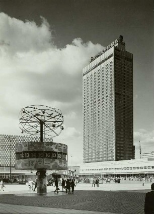 Berlin, Alexanderplatz mit Weltzeituhr und Hotel Stadt Berlin
