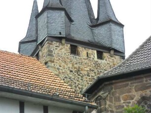 Evangelische Kirche - Kirchturm (frühgotisch 13 Jhd) von Osten-Obergeschoß (ehemals Wehrplattform) mit Schießscharten (Büchsenscharten) und Dach-Eckerkern sowie Werksteinen im Mauersteinverband
