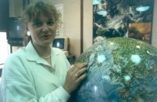 Oberpfaffenhofen. Deutsches Fernerkundungs-Datenzentrum. Eine wissenschaftliche Mitarbeiterin zeigt ihr Forschungsgebiet auf dem Globus. Sie beschäftigt sich mit der Erforschung des Eises, was für die Schiffahrt von großer Bedeutung ist
