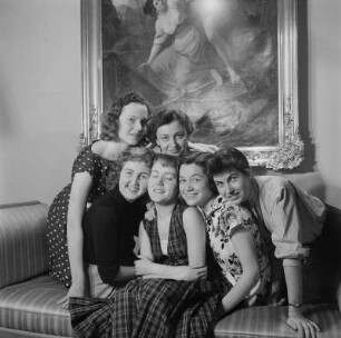Gruppenaufnahme von sechs jungen Damen