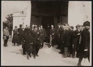 Die Witwe Gerty und der Sohn Raimund von Hofmannsthal verlassen die Kirche bei Hofmannsthals Beerdigung
