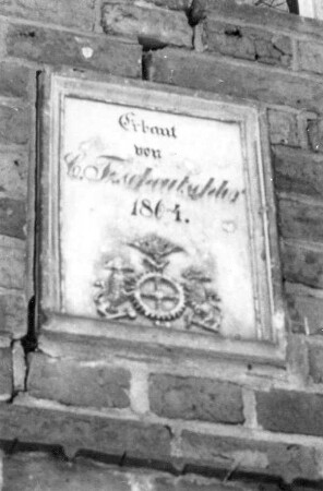 Hähnichen-Spree. Ehem. Wassermühle, Bauinschrift mit Wappen, datiert 1864