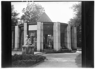 Bad Elster. Kurpark. Wandelhalle mit Moritzquelle