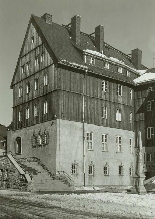 Altenberg, Rathaus, Teilansicht mit Postmeilensäule von 1722