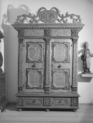 Bauernschrank mit Reliefschnitzerei