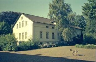 Ohe: Gut Schönau: Herrenhaus: Eingangsfront: Giebelseite: vorne Auffahrt, Rondell