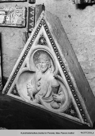 Giebel mit Intarsien und Eucharistischem Christus im Dreipaß