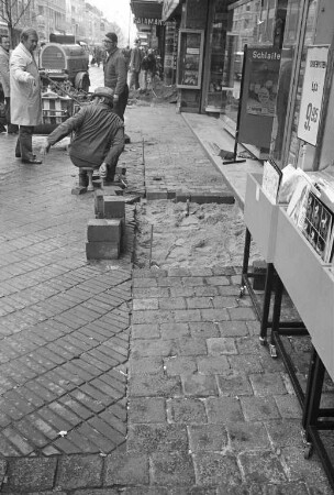 Neupflasterung eines Teils der Fußgängerzone in der Kaiserstraße zwischen Herrenstraße und Ritterstraße