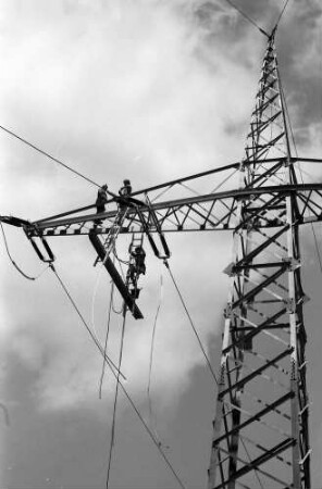 Singen: Monteure auf Zuleitungmast