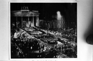 Berlin: 30. Januar 1933; Durchmarsch durch Brandenburger Tor