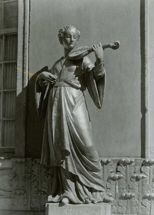 Heymüller, Gottlieb: Gambenspielerin. Sandstein, vergoldet. 1755/1756. Potsdam: Park Sanssouci, Chinesisches Teehaus