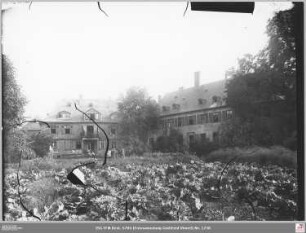 Schönhof und Garten von Westen