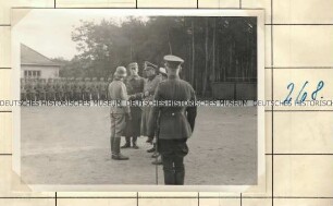 Angehörige der Ordnungspolizei auf einem Kasernenhof