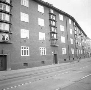 Berlin-Schöneweide, Edisonstraße 30/33. Wohnanlage. Wohnhauszeile (1929/1930; W. Mühlau). Straßenansicht von Norden