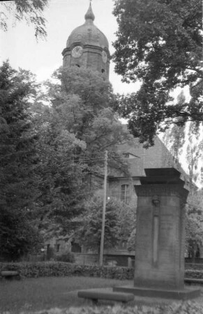 Denkmal für die Gefallenen des 1. Weltkrieges. Blick zur Kirche