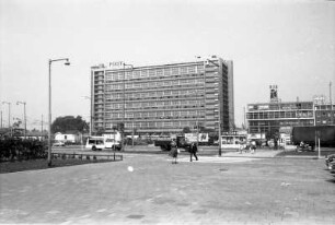 Rotterdam. Lijnbaan. Blick von der Fußgängerzone gegen das Gebäude der Post
