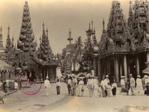 Rangun, Birma. Touristen posieren mit einheimischen Kindern vor der Shwedagon-Pagode