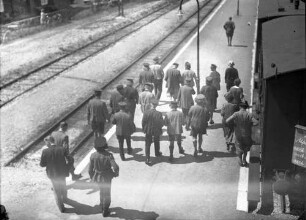 Oberammergau: Gepäckträger gehen am Bahnsteig