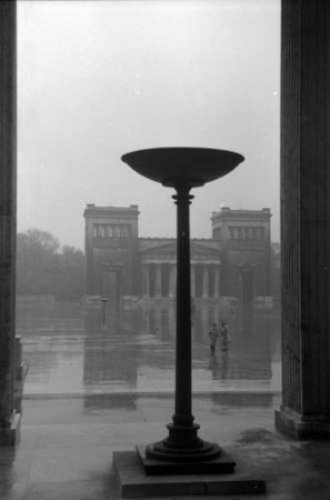 München: Königlicher Platz [Königsplatz], Propyläen-Spiegelung, Vordergrund Opferschale des Ehrentempels