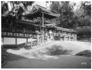 Nara. Aufgang zu einem Tempel im Nara-Park
