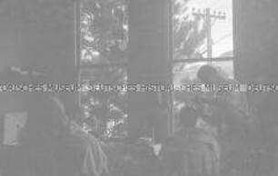 Selbstversenkung des Hochseepassagierdampfers "Columbus" am 19. Dezember 1939, Besatzungsangehörige im Internierungslager auf Angel Island, Kalifornien, beim Haareschneiden