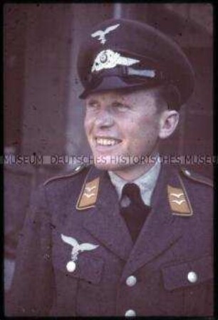 Soldaten der Luftwaffe und eine Frau am Ostseestrand