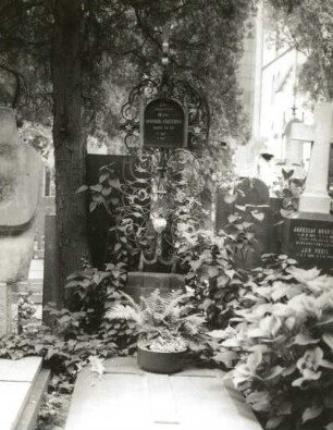 Grabmal für den Maler Antonín Chittussi : Grabmal für den Maler Antonín Chittussi. Schmiedeeisen, Stein (ab 1891). Prag-Vyšehrad, Friedhof Vyšehrad