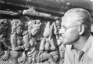 Egon von Eickstedt vor Halbrelief (Deutsche Ostasien-Expedition 1937/1939)