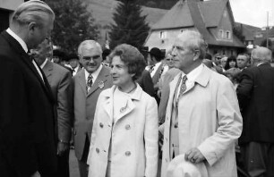 Bernau: Preisträgerin 1971, Irma Grabhorn mit Altbundeskanzler Kiesinger und Senatspräsident Dr. Schwoerer