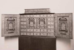 Kabinettschrank mit Intarsien