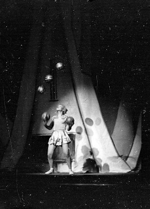 Scala: Trixie, die junge Jongleuse mit fünf Bällen