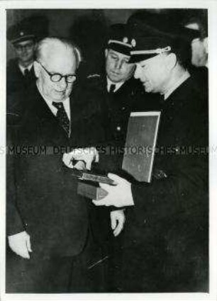 Geschenk der Volkspolizei für Wilhelm Pieck zum 74. Geburtstag