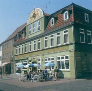 Heiligenstadt, Wilhelmstraße 37. Wohnhaus mit Central Café. Straßenansicht mit Außenplätzen